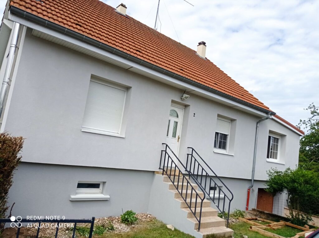 Fachada de vivienda aislada térmicamente en Madrid gracias al programa aislamiento 1 euro, mejora de eficiencia energética y ahorro de energía.
